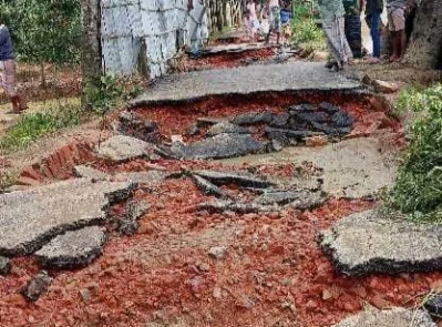 ক্ষতিগ্রস্ত সড়ক। ছবি: ইত্তেফাক