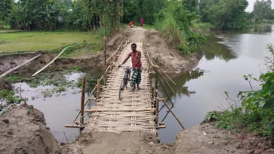 বাঁশের সাঁকো দিয়ে কোনো রকম চলাচলের করেছে ইউনিয়নবাসী। ছবি: ইত্তেফাক
