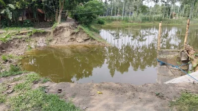ভাঙা অংশগুলো মেরামত না করায় চরম ভোগান্তি নিয়ে জমির আইল দিয়ে চলাচল করছ স্থানীয়রা। ছবি: ইত্তেফাক  