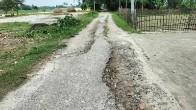 দুরাকুটি সরকারি প্রাথমিক বিদ্যালয় থেকে দুরাকুটি উচ্চবিদ্যালয় পর্যন্ত মাঝামাঝি সড়কটি চলাচলের অনুপযোগী। ছবি: ইত্তেফাক 
