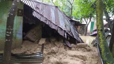  লোহগাড়ায় ক্ষতিগ্রস্ত একটি ঘর। ফাইল ছবি 