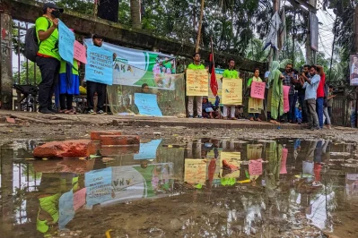 পথচারীদের মাঝে ডেঙ্গু সচেতনতা তৈরি করতে ব্যতিক্রমধর্মী উদ্যোগ। ছবি: আব্দুল গনি