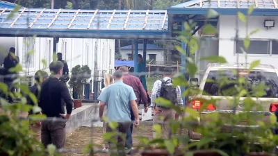 কক্সবাজারের রোহিঙ্গা ক্যাম্প পরিদর্শনে মার্কিন যুক্তরাষ্ট্রের কংগ্রেসের প্রতিনিধিদল। ছবি: ইত্তেফাক