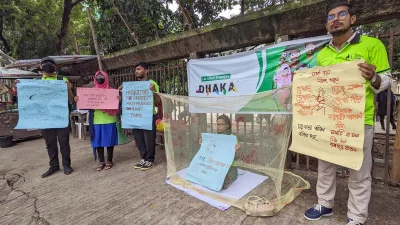 পথচারীদের মাঝে ডেঙ্গু সচেতনতা তৈরি করতে ব্যতিক্রমধর্মী উদ্যোগ। ছবি: আব্দুল গনি