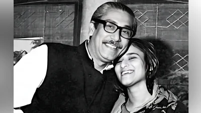 বঙ্গবন্ধু শেখ মুজিবুর রহমানে সঙ্গে প্রধানমন্ত্রী শেখ হাসিনা। 