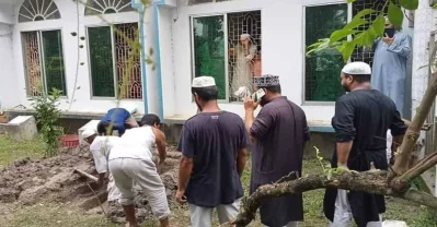 সাইদীকে দাফনের জন্য কবর প্রস্তুত করছেন এলাকাবাসী। ছবি: সংগৃহীত 