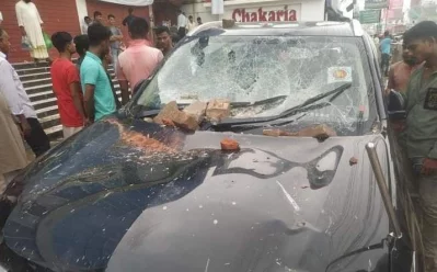 ইউএনও&rsquo;র গাড়ি ভাঙচুর করা হয়। ছবি: ইত্তেফাক