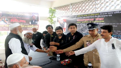 মুক্তিযোদ্ধাদের মাঝে ফলজ গাছের চারা বিতরণ করছেন এমপি নিক্সর চৌধুরী। ছবি: ইত্তেফাক 
