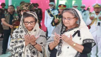ছোট বোন শেখ রেহানাকে সঙ্গে নিয়ে শ্রদ্ধা নিবেদন করেন প্রধানমন্ত্রী। ছবি: ফোকাস বাংলা  