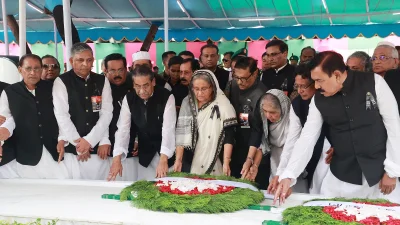 দলে নেতাদের সঙ্গে ফুল দিয়ে জাতির পিতার প্রতি শ্রদ্ধা জানাচ্ছেন প্রধানমন্ত্রী। ছবি: ফোকাস বাংলা 