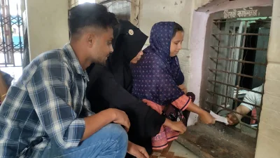 এভাবেই হেলে বসে সান্তাহার-লালমনিরহাট রেলরুটে গাইবান্ধার বামনডাঙ্গা স্টেশনে টিকিট সংগ্রহ করতেন যাত্রীরা।  গত রবিবার দুপুরে তোলা ছবি।
