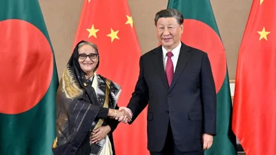 জোহানেসবার্গে ব্রিকস শীর্ষ সম্মেলনের ফাঁকে প্রধানমন্ত্রী শেখ হাসিনার সঙ্গে শি জিনপিং। ছবি: সংগৃহীত
