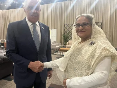 প্রধানমন্ত্রী শেখ হাসিনার সঙ্গে রাশিয়ার পররাষ্ট্রমন্ত্রী সের্গেই ল্যাভরভের করমর্দন। ছবি: ফোকাস বাংলা
