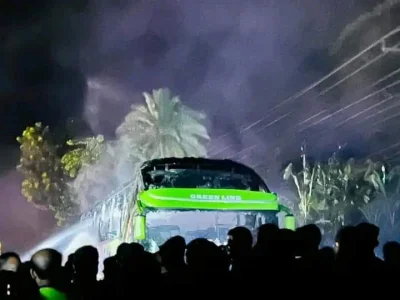 পুড়ে যাওয়া বাস। ছবি: ইত্তেফাক 