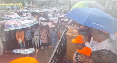 বৃষ্টির মধ্যে কালো পতাকা মিছিলে যোগ দিতে জড়ো হয়েছেন বিএনপি নেতা-কর্মীরা। ছবি: ভিডিও থেকে নেওয়া