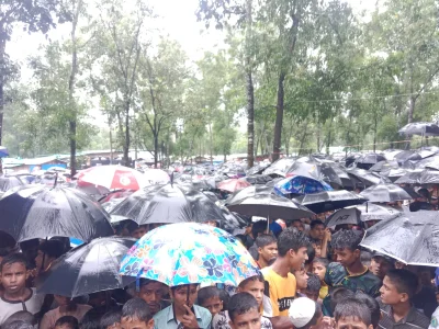 বৃষ্টি উপেক্ষা করে বিপুল সংখ্যক রোহিঙ্গারা সমাবেশে যোগ দেয়। ছবি: ইত্তেফাক 
