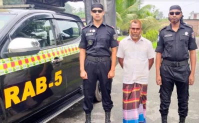 র&zwnj;্যাবের অভিযানে গ্রেপ্তার অভিযুক্ত ধর্ষক জাহিদুল খাঁ। ছবি: ইত্তেফাক