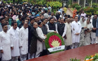 জাতীয় কবি কাজী নজরুল ইসলামের সমাধিতে আওয়ামী লীগের পুষ্পস্তবক অর্পণ। ছবি: ইত্তেফাক