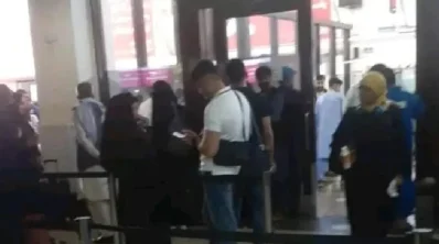 কাবুল বিমান বন্দরে আটকে দেওয়া হয় নারী শিক্ষার্থীদের। ছবি: বিবিসি