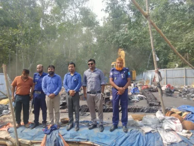 উপজেলা সহকারী কমিশনার (ভূমি) মনজুরুল মোর্শেদের পরিচালনায় অভিযান চালায় ভ্রাম্যমাণ আদালত। ছবি: ইত্তেফাক 