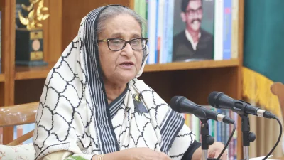 গণভবনে সাংবাদিদের প্রশ্নের উত্তর দিচ্ছেন প্রধানমন্ত্রী। ছবি: ফোকাস বাংলা