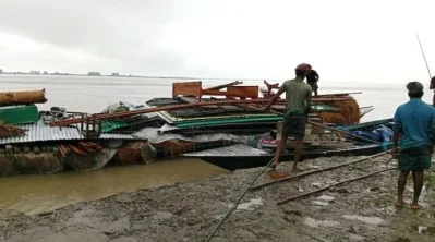 ভাঙন এলাকার মানুষ বাড়ি-ঘর নিয়ে অন্যত্র যাচ্ছে। ছবি: ইত্তেফাক 