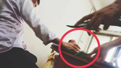 ঢাকা কাস্টমস হাউসে ঘুষ লেনদেন। ছবি: ইত্তেফাক