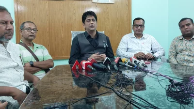 সংবাদ সম্মেলনে রাষ্ট্রপতির ছেলে আরশাদ আদনান রনি। ছবি: ইত্তেফাক