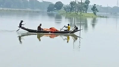 অবমুক্ত করার পরই মাছ ধরার উৎসব। ছবি: ইত্তেফাক