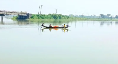 অবমুক্ত করার পরই মাছ ধরার উৎসব। ছবি: ইত্তেফাক