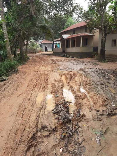 এলাকার জনসাধারণের চলাচলের দুর্ভোগ পোহাতে হয়। ছবি: ইত্তেফাক 