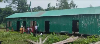 চর শৌলমারী ইউনিয়নের চর খেদাইমারীতে স্কুলের নতুন ঘর নির্মাণ। ছবি: ইত্তেফাক
