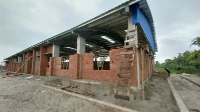 দুই কোটি ৪৮ লাখ টাকা ব্যয়ে মুজিব কেল্লার ভবনটি হুমকির মুখে। ছবি: ইত্তেফাক