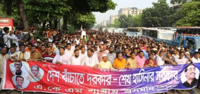 নেতা-কর্মীদের নিয়ে রাজপথে শামীম ওসমান। ছবি: ইত্তেফাক