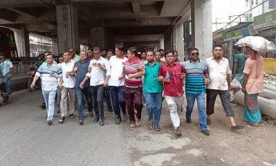 এলিভেটেড এক্সপ্রেসওয়ে উদ্বোধনের আগে রাজধানীর কারওয়ান বাজারে আনন্দ মিছিল বের করেন আওয়ামী লীগ নেতা-কর্মীরা। ছবি: ইত্তেফাক