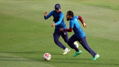লাহরের গাদ্দাফি স্টেডিয়ামে প্রাক্টিস করছে বাংলাদেশ ক্রিকেট দল