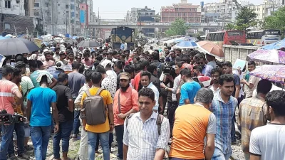 কর্মসূচি পালন করছেন রেলওয়েতে কর্মরত অস্থায়ী (টিএলআর) শ্রমিকরা। ছবি: সংগৃহীত