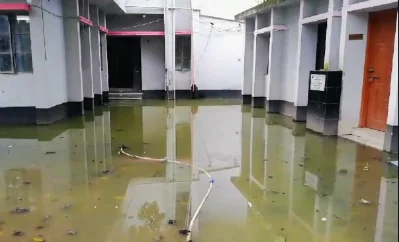  দুর্গন্ধ পানিতে সয়লাব কেরানীগঞ্জ মডেল থানা ও থানার পশ্চিম পাশের সড়ক। ছবি: ইত্তেফাক 