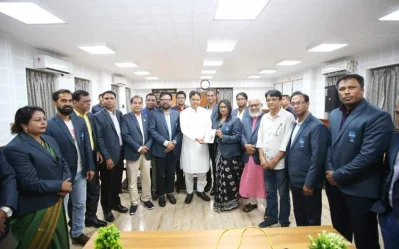 ত্রিপুরার মুখ্যমন্ত্রীর সরকারি বাসভবনে জাতীয় প্রেস ক্লাবের ১৭ সদস্যের প্রতিনিধি দল। 