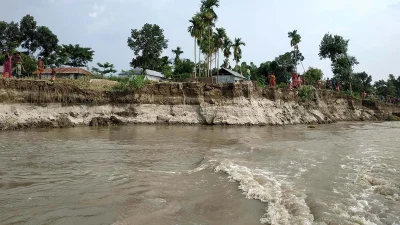 বন্যার পানি কমে ব্রহ্মপুত্র নদের বিভিন্ন এলাকায় ভাঙন। ছবি: ইত্তেফাক 