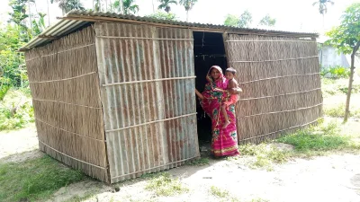ভাঙনে বাড়িঘর হারিয়ে অনেকে নদের পাশেই ছাপড়া তুলে বসবাস করছে। ছবি: ইত্তেফাক 