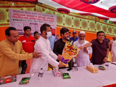 ফরিদপুরের সদরপুরে আর্থিক অনুদান বিতরণ অনুষ্ঠানে ফুলের সংবর্ধনা দেওয়া হয় আওয়ামী যুবলীগের প্রেসিডিয়াম সদস্য নিক্সন চৌধুরীকে। ছবি: ইত্তেফাক