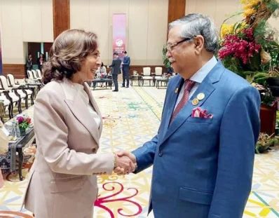  রাষ্ট্রপতি মো. সাহাবুদ্দিনের সঙ্গে যুক্তরাষ্ট্রের ভাইস প্রেসিডেন্ট কমলা হ্যারিসের শুভেচ্ছা বিনিময়। ছবি: ফোকাস বাংলা