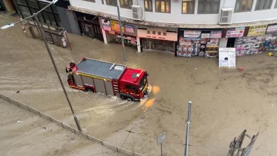 ডুবে গেছে রাস্তাঘাঁট 