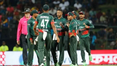 বাংলাদেশের লোয়ার অর্ডার কোন প্রতিরোধ গড়তে ব্যর্থ হচ্ছে। 