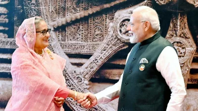 শনিবার সকালে জি-২০ সম্মেলনে যোগ দেন প্রধানমন্ত্রী শেখ হাসিনা। এসময় ভারতের প্রধানমন্ত্রী নরেন্দ্র মোদি তাকে অভ্যর্থনা জানান। ছবি: ফোকাস বাংলা
