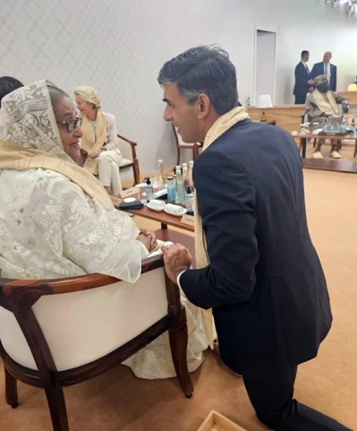 হাঁটু গেড়ে শেখ হাসিনার সঙ্গে কথা বলছেন যুক্তরাজ্যের প্রধানমন্ত্রী ঋষি সুনাক