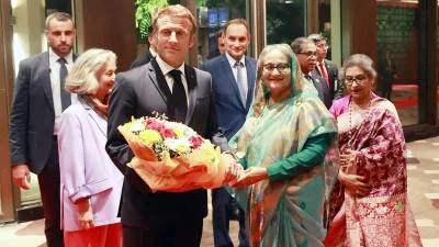 ফ্রান্সের প্রেসিডেন্ট ফ্রান্সের প্রেসিডেন্ট ইমানুয়েল ম্যাঁক্রোর সম্মানে হোটেল ইন্টারকন্টিনেন্টালে আয়োজিত নৈশভোজ ও সাংস্কৃতিক অনুষ্ঠানে ফ্রান্সের প্রেসিডেন্ট, বঙ্গবন্ধুকন্যা প্রধানমন্ত্রী শেখ হাসিনা, বঙ্গবন্ধুর কনিষ্ঠ কন্যা শেখ রেহানা ও জাতীয় সংসদের স্পীকার ড. শিরীন শারমিন চৌধুরীসহ সকল অতিথিবৃন্দ মনোজ্ঞ সাংস্কৃতিক অনুষ্ঠান উপভোগ করেন