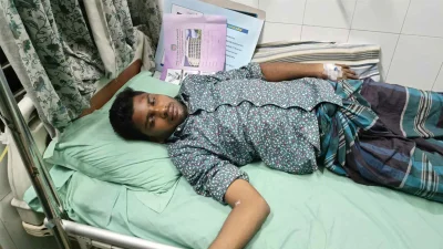 হাসপাতালের বেডে শুয়ে আহত ছাত্রলীগ নেতা নাঈম