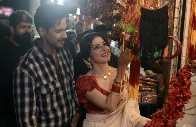অভিনেতা যশ দাসগুপ্তর সঙ্গে অভিনেত্রী দিব্যা খোসলা। ছবি: সংগৃহীত